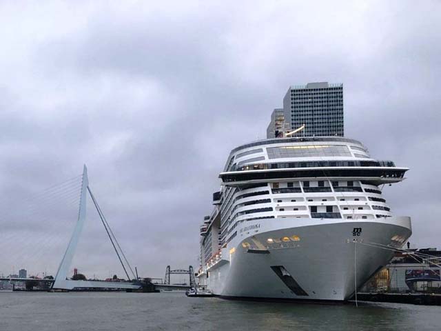 Cruiseschip ms MSC Grandiosa van MSC Cruises aan de Cruise Terminal Rotterdam